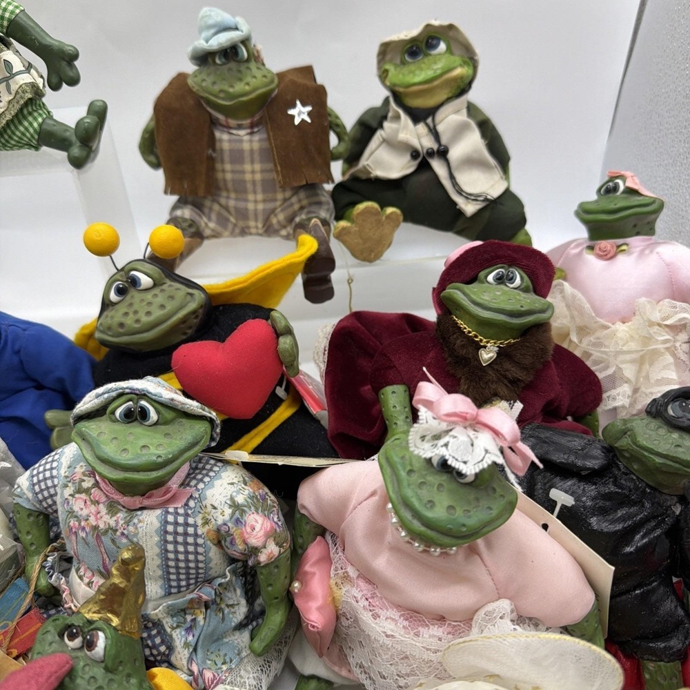 Vintage Russ Berrie Critter Lot Of 28 Resin Frog Plush Shelf Sitters - Picture 6 of 16